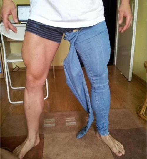 bodybuilders-trying-to-wear-skinny-jeans